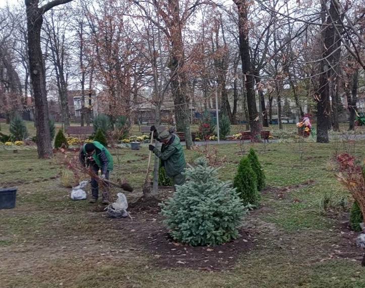 Комунальники наводять лад у парках Харкова